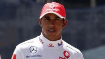 <strong>PROTESTA.</strong> Hamilton no está conforme con su coche.