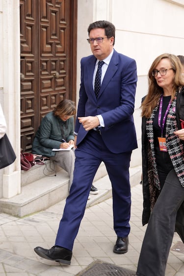 Óscar López asiste a la capilla ardiente por Fernando Ónega situada en la Casa de Galicia de Madrid.