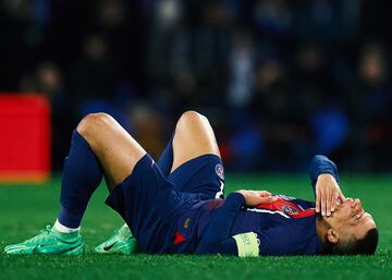 Kylian Mbappé se duele sobre el césped del Estadio Municipal de Anoeta.