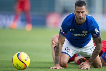 Cruz Azul sumó un año futbolístico más sin tener el título del liga. Luego de que el semestre pasado habían clasificado a liguilla, se esperaba que los celestes al menos pudieran repetir dentro de los ocho primeros, pero a los dirigidos por Pedro Caixinha no les alcanzaron los resultados. Sin embargo, ‘La Máquina’ ya comenzó a preparar el Apertura 2018 y con la llegada de refuerzos guiados con la dirigencia deportiva de Ricardo Peláez esperan tener un cambio de rumbo. 