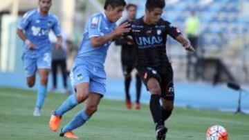 Luis Bustamante lucha el bal&oacute;n con Rafael M&aacute;rquez. 