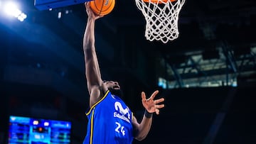 Lottana Nwogbo, pívot del Movistar Estudiantes, realiza un mate ante el Cartagena.