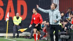 El entrenador del Celta, Carlos Carvalhal, da instruccciones a sus jugadores durante el partido ante el Rayo Vallecano.