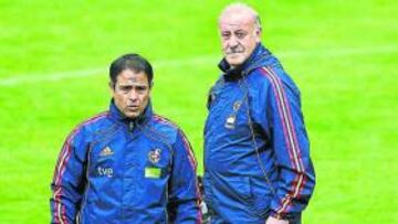 <b>GRAN TRABAJO. </b>Vicente Del Bosque junto a sus dos 'racinguistas'.