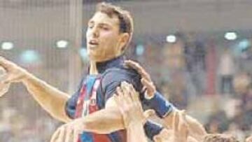 <b>EL ATAQUE AZULGRANA SE IMPUSO.</b> Jerome Fernández, en la imagen, anotó cinco goles.