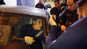 Míchel habló con los aficionados a su salida del estadio Ciudad de Málaga.