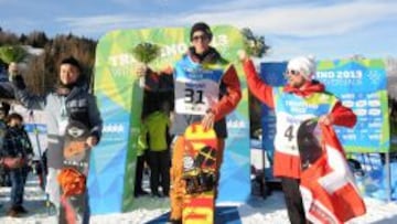 Rub&eacute;n Verg&eacute;s, en el podio con la medalla de oro, escoltado por el chino Yi Hu y el suizo Rafael Imhof.