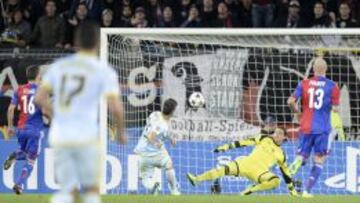 Federico Piovaccari, delantero del Steaua Bucuresti anota el primer gol del partido que enfrent&oacute; a su equipo contra el Basilea.