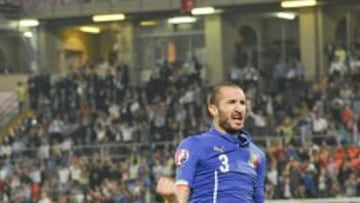 Giorgio Chiellini las hizo todas en Italia. Marc&oacute; los dos de su selecci&oacute;n y adem&aacute;s anot&oacute; en contra para el empate parcial de Azerbaiy&aacute;n.