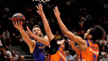 GRAFCVA9046. VALENCIA, 03/11/2019.- El pivot estadounidense del Herbalife Gran Canaria, Matt Costello, trata de anotar ante la defensa de los jugadores del Val&eacute;ncia Basket, el pivot montenegrino Bojan Dubljevic y el ala pivot franc&eacute;s Louis Labeyrie, durante el partido correspondiente a la s&eacute;ptima jornada de la Liga Endesa disputado esta tarde en el pabell&oacute;n de la Fuente de San Luis de Val&eacute;ncia. EFE/Manuel Bruque