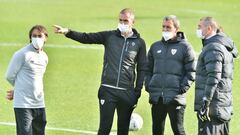 Garitano, con sus ayudantes en el entrenamiento de hoy