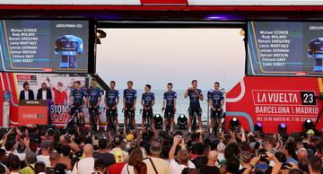 Los corredores del Groupama FDJ en el escenario de la Plaza del Mar durante la presentación de La Vuelta.