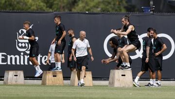 Antonio Pintus (de blanco) vigila los movimientos de la plantilla mientras ésta se ejercita.