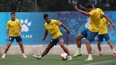 Piatti, Rosales y Borja Iglesias practican un ejercicio, en el entrenamiento vespertino de ayer; el venezolano podr&iacute;a debutar.