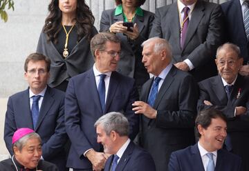 El presidente de la Ciudad Autónoma de Melilla, Juan José Imbroda (2d), y el presidente del Partido Popular, Alberto Núñez Feijóo (2i), conversan a su salida al acto de jura de la Constitución ante las Cortes Generales, en el Congreso de los Diputados.