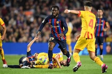 Franck Kessié progresa con el balón dejando por el camino a Jordi Alba y Santi Bueno por los suelos.