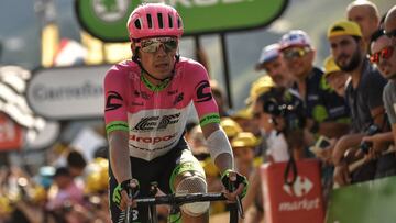 Rigoberto Urán cruza la línea de meta en Le Grand Bornand en la décima etapa del Tour de Francia 2018.