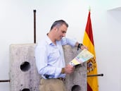 Ortega Smith junto al bloque de hormigón sacado de aguas gibraltareñas