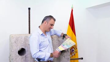 Ortega Smith junto al bloque de hormigón sacado de aguas gibraltareñas