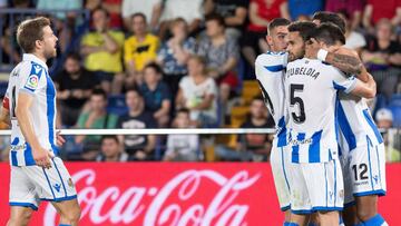 GRAF7382. VILLARREAL, 18/08/2018.- El delantero brasile&ntilde;o de la Real Sociedad Willian Jos&eacute; (d) celebra con sus compa&ntilde;eros su gol, primero del equipo frente al Villarreal, durante el partido de la primera jornada de Liga en Primera Div