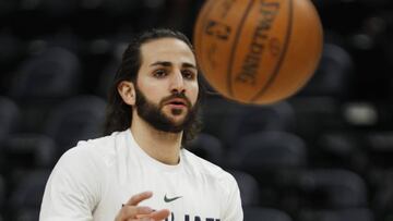 GFX01. SALT LAKE CITY (EE.UU.), 14/02/2018.- El jugador espa&ntilde;ol de los Utah Jazz Ricky Rubio calienta hoy, mi&eacute;rcoles 14 de febrero de 2018, previo a un partido de baloncesto de la NBA, entre los Utah Jazz y los Phoenix Suns, en el Energy Solutions Arena, en Salt Lake City (EE.UU.). Rubio est&aacute; fuera para el juego de esta noche debido a una lesi&oacute;n en la espalda. EFE/GEORGE FREY