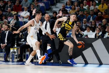 Kyle Guy, escolta del Lenovo Tenerife, defendido por Alberto Abalde.