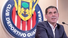 Fernando Hierro durante una conferencia de prensa de Chivas.
