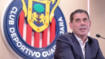 Fernando Hierro durante una conferencia de prensa de Chivas.