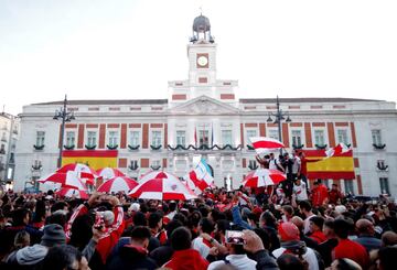 Los hinchas de River se concentraron en la Puerta del Sol antes del partido de mañana.