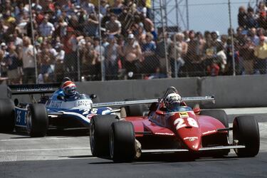 Si en 2001 Jordan y Arrows probaron suerte con los dobles alerones delanteros, varias décadas antes, en 1982, Ferrari puso en pista un monoplaza con dos alas traseras, uno en la izquierda trasera del auto y otro en la derecha, exactamente iguales sostenidos por un pilar. Esta idea solo duró un GP, el Gran Premio Estados Unidos de 1982 donde Gilles Villeneuve utilizó este invento. Terminó la carrera en quinta posición, pero siendo por descalificado anomalías en el alerón trasero.