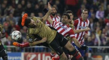 Diego Costa da una patada en la cabeza a Rami.