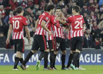 Los jugadores del Ath. de Bilbao celebran con su compañero, Markel Susaeta, el segundo gol del equipo bilbaino, durante el encuentro correspondiente a la fase de grupos de la Liga de Campeones, que han disputado esta noche frente al Bate Borisov en el estadio San Mamés, Bilbao.