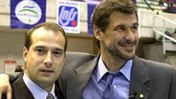 <B>MIKI CON TINO PÉREZ.</B> De momento el técnico del Vijusa no le hace la cama al del Playas a pesar de las llamadas de los directivos castellonenses.