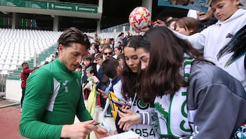 Marín firma un autógrafo