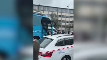 El impactante blindaje de la Ertzaintza al bus del equipo de Israel para que los manifestantes no pudieran llegar a él