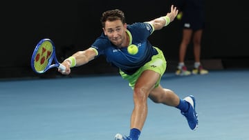 Norway's Casper Ruud hits a shot against USA's Ben Shelton during their men's singles match on day nine of the Australian Open tennis tournament in Melbourne on January 26, 2026. (Photo by Martin KEEP / AFP) / -- IMAGE RESTRICTED TO EDITORIAL USE - STRICTLY NO COMMERCIAL USE --