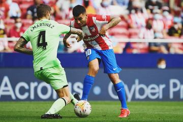 El argentino Correa lanza un disparo ante Íñigo Martínez. 