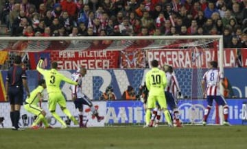 2-2. Miranda anotó en propia puerta el gol del empate del Barça.