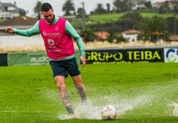 Manu Hernando esperar volver a pisar la tierra firme de la titularidad.