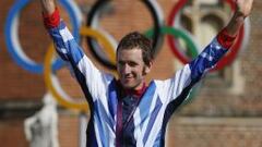 Bradley Wiggins con la medalla de oro en el podio de Londres 2012.