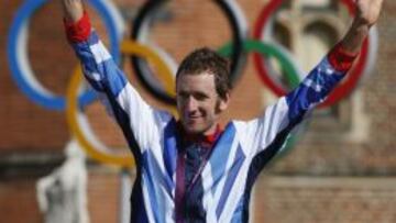 Bradley Wiggins con la medalla de oro en el podio de Londres 2012.