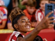 Luany, haciéndose una foto tras el partido del Atlético ante el Häcken.