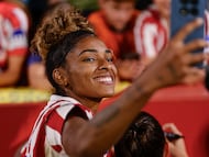 Luany, haciéndose una foto tras el partido del Atlético ante el Häcken.