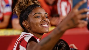 Luany, haciéndose una foto tras el partido del Atlético ante el Häcken.
