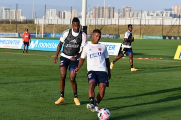 La Selección Colombia continúa trabajando en la sede de la Federación Colombiana de Fútbol en Barranquilla bajo el mando del técnico Reinaldo Rueda. Tras la atención a la prensa, el grupo conformado por jugadores del FPC hizo trabajo en espacio reducido, fútbol y trabajo de arqueros.