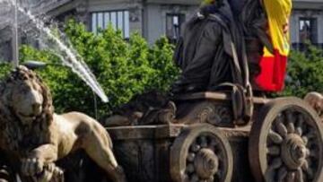 <b>ENGALANADA. </b>Las principales fuentes de Madrid, como la Cibeles, ya están valladas y vestidas con banderas y bufandas de la Selección desde ayer.