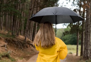 Adiós a llevar el paraguas siempre en la mano: el modelo con asa de mosquetón que triunfa en Amazon