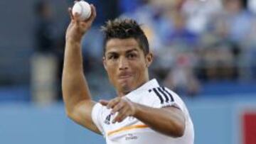 Cristiano Ronaldo hizo el saque inicial en el partido béisbol que disputaron los Dodgers de Los Ángeles y los Yankees de Nueva York.