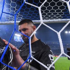 Jonathan Orozco ‘cuelga los guantes’; Rayados le rinde homenaje
