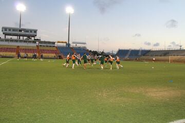 El New York Cosmos calentando.